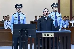 东契奇被打手接回球上进 与裁判一番激烈讨论后要到了2+1